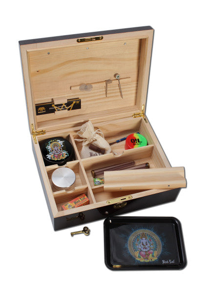 Weedor Stonerbox Hartholz mit Klavierlack, enthalten: 1 x Misch- und Rolltablett 1 x 4-tlg. Grinder aus Aluminium mit Pollensieb 1 x Papers im Kingsize-Format 1 x Booklet mit Filtertips 1 x Vorratsdose aus ViolettglasJointhülsen 1 x Holzeindrehfilter mit